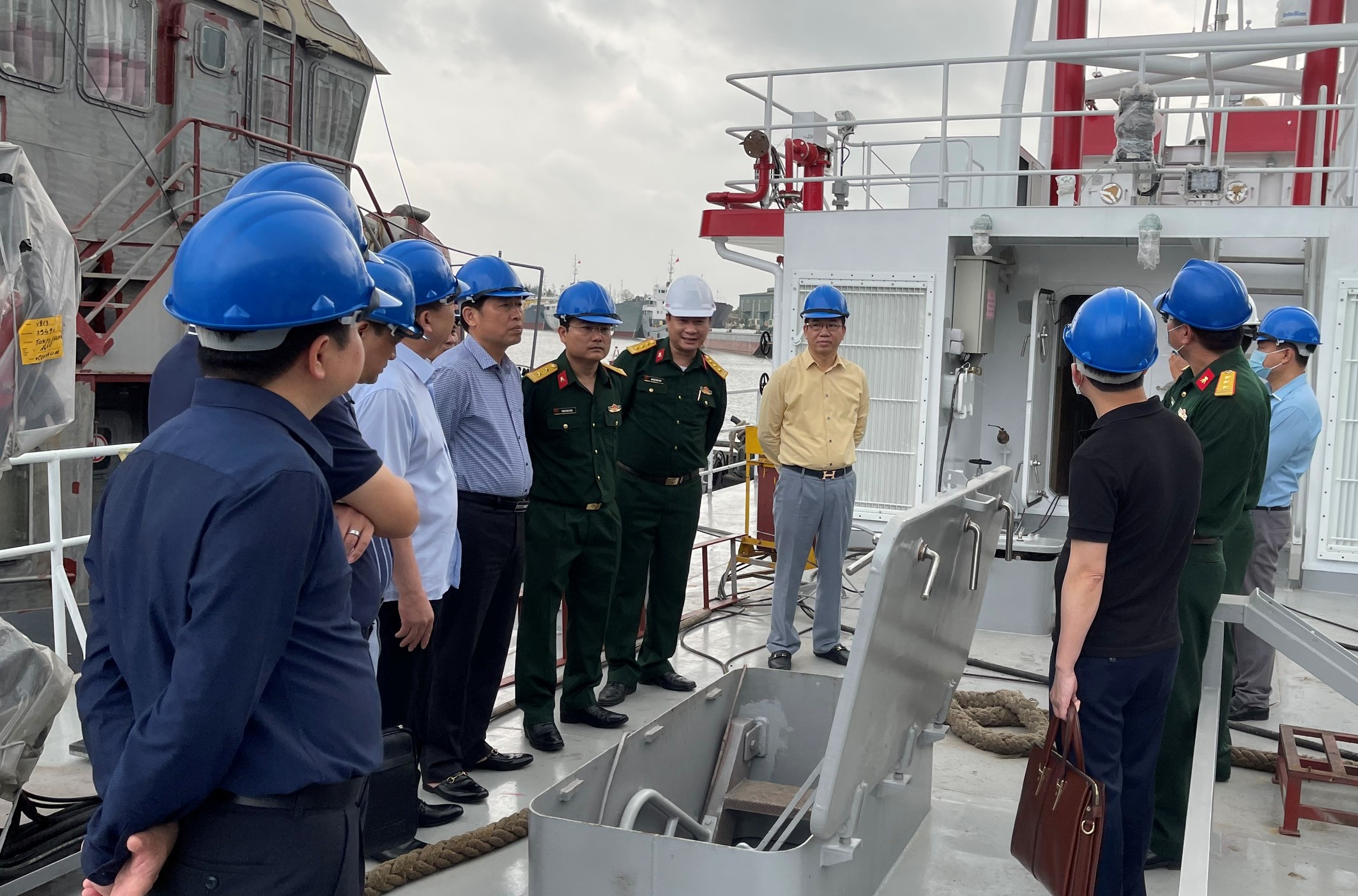 Kiểm tra tiến độ thi công tàu chữa cháy và cứu nạn trên sông biển